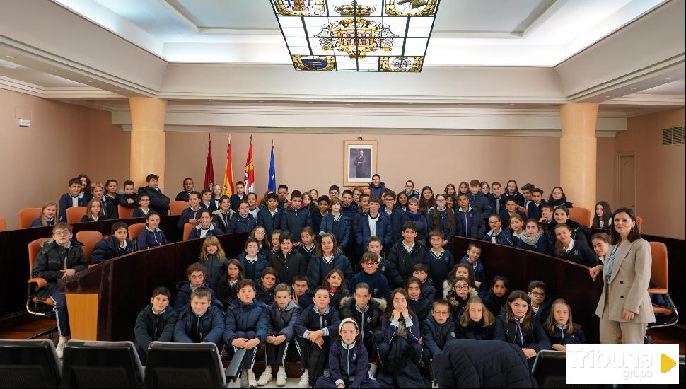 Alumnos del colegio Concepcionistas visitan la Diputación como broche a su trabajo sobre la Constitución