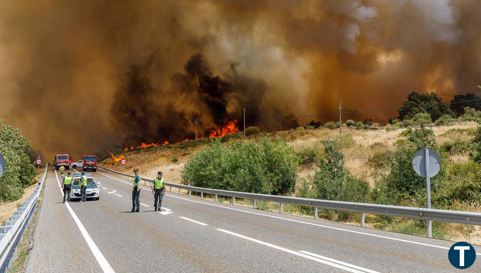 La Junta espera dar por controlado el incendio de Navafría y Torre Val "a lo largo del día" tras una noche complicada