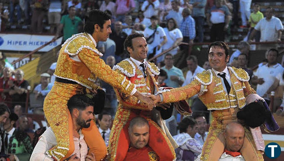 Ferrera, histriónico en su demanda torera en Cuéllar y los tres espadas a hombros