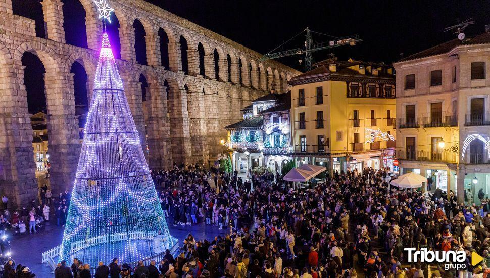 Segovia da la bienvenida a la Navidad con el encendido de las luces 