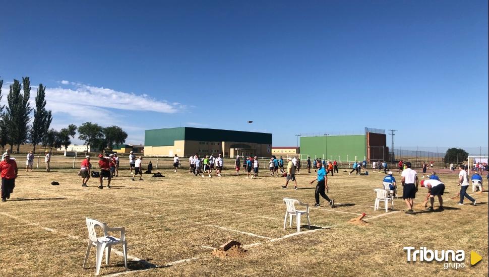 Centenar y medio de jugadores de calva y bolos femeninos, en Abades