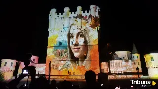 El videomaping sobre la reina Isabel de Castilla alumbra la torre de Juan II, en el Alcázar