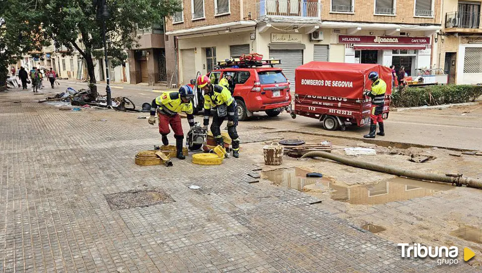 Un nuevo equipo de bomberos de Segovia trabaja en la limpieza y rastreo de viviendas en Aldaia