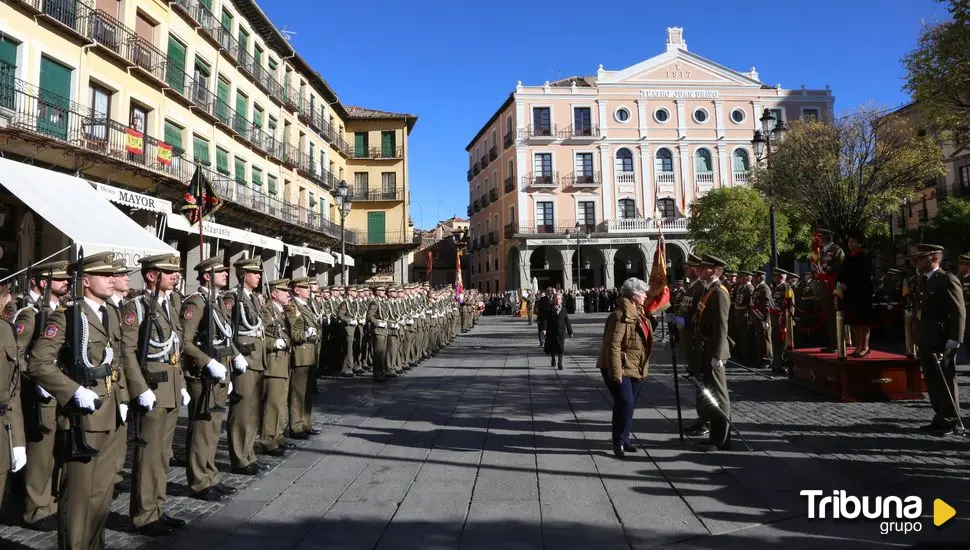 Jura de Bandera para personal civil en la Plaza Mayor de Segovia