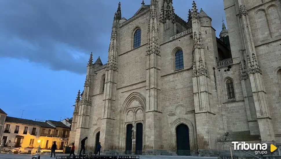 La Navidad llega a la Catedral de Segovia con el encendido del árbol y el Nacimiento 