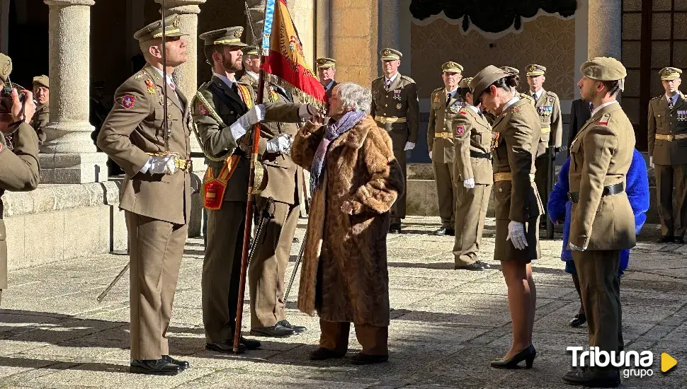 Cien honores a la bandera y a España en la fiesta de Santa Bárbara