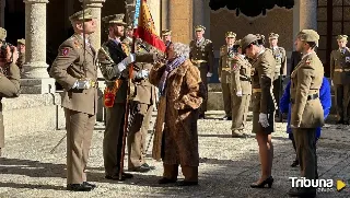 Cien honores a la bandera y a España en la fiesta de Santa Bárbara