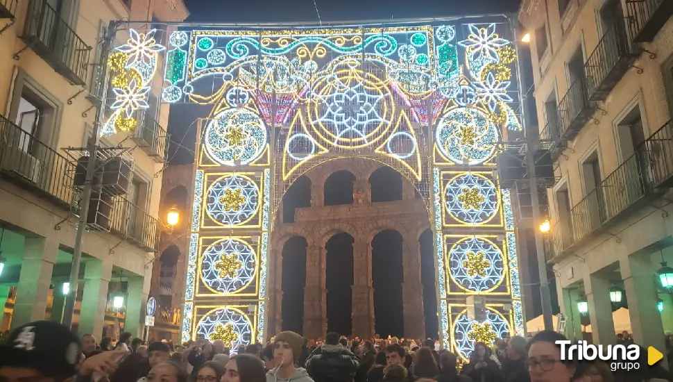 Expectación por el 'Pórtico de la Navidad' de Segovia, que ya se ha iluminado 