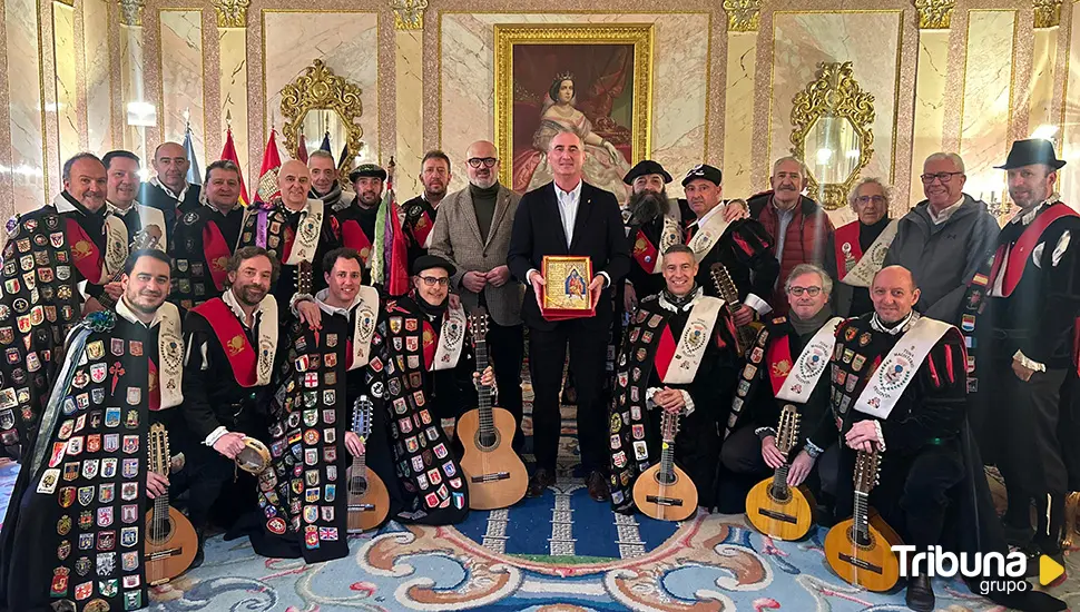 Homenajea a la Tuna de Magisterio de Segovia por su 54 aniversario