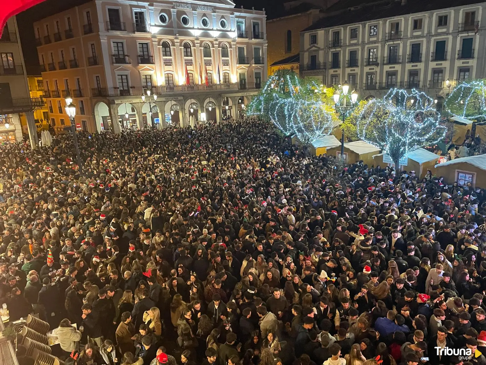 La 'tardebuena' de Segovia ha reunido a 4.000 personas en la Plaza Mayor