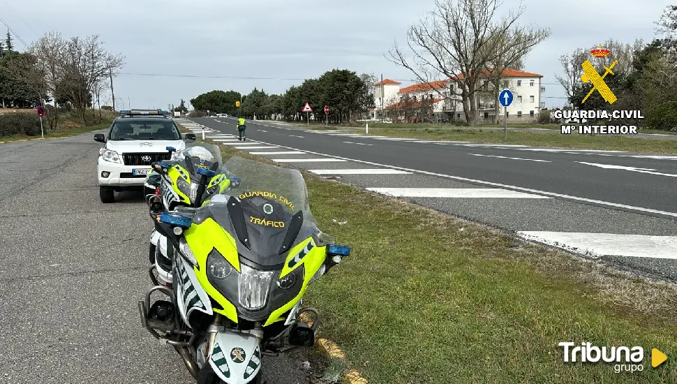 La Guardia Civil de Segovia investiga a un varón por dejar abandonado su vehículo en mitad de la calzada.