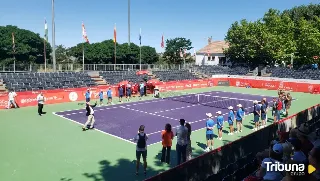 Tenistas y futbolistas pelotean con balón y pelota de tenis en la inauguración del Open Villa de El Espinar