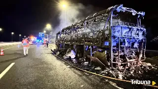 Calcinado un autobús de pasajeros en la autopista AP-6, a la altura de San Rafael