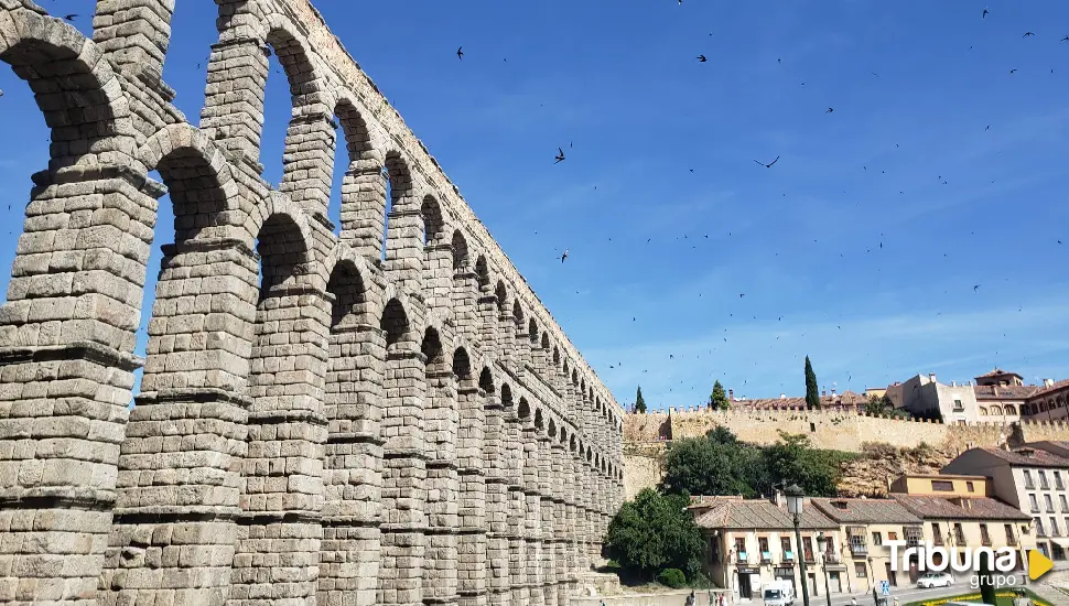 Tres turistas españoles, denunciados por subirse a un arco del Acueducto, para hacerse una foto