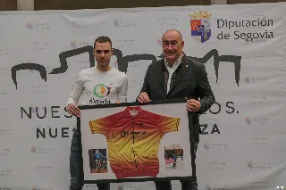 La Diputación de Segovia recibe la visita del segoviano campeón de España de ultramaratón, Fran Herrero