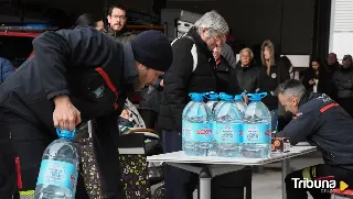 Reparto de agua embotellada en Segovia entre los cerca de 17.000 vecinos afectados por el temporal 